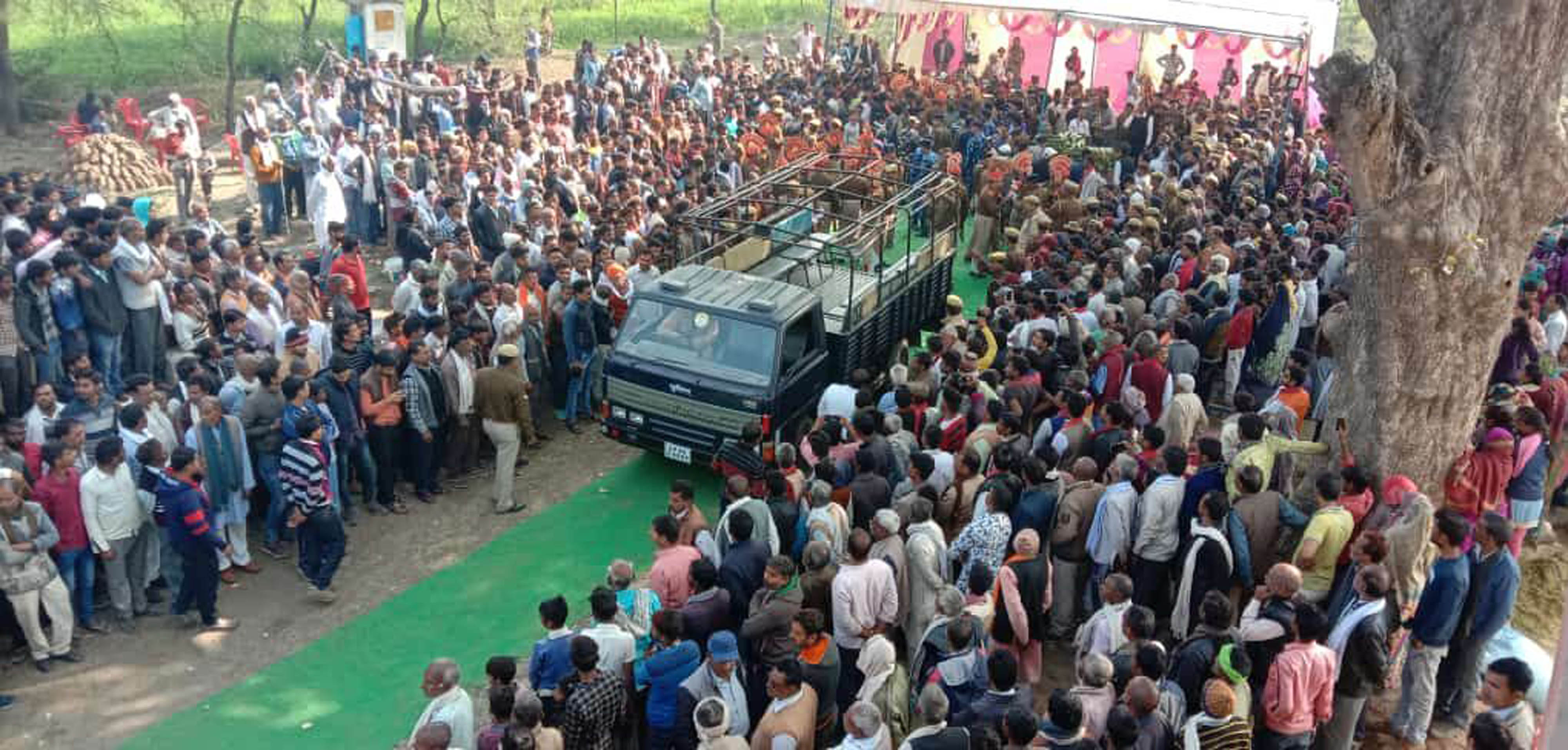 बांदा के लामा गांव में पार्थिव शरीर चिता की ओर ले जा रहा सैनिक वाहन और उमड़ा जन सैलाब। बांदा के लामा गांव में पार्थिव शरीर चिता की ओर ले जा रहा सैनिक वाहन और उमड़ा जन सैलाब।