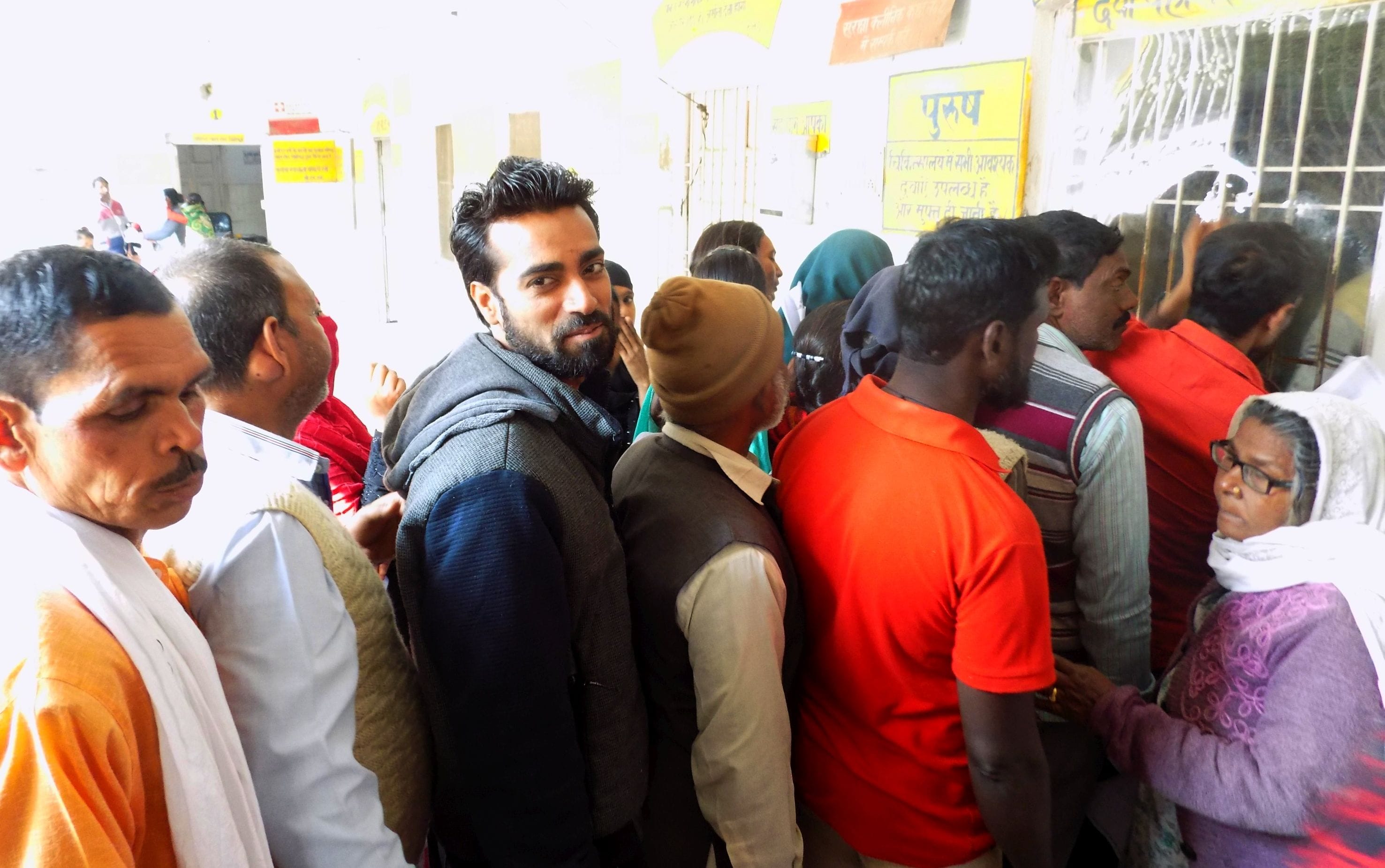बलरामपुर के जिला मेमोरियल अस्पताल में दवा लेने के लिए कांउटर पर जुटे मरीज। बलरामपुर के जिला मेमोरियल अस्पताल में दवा लेने के लिए कांउटर पर जुटे मरीज।