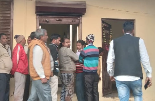 राणा गैस एजेंसी पर लूट की घटना के बाद एकत्र लोग राणा गैस एजेंसी पर लूट की घटना के बाद एकत्र लोग