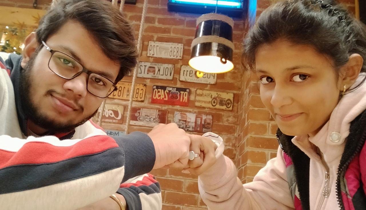 शामली आपस में हाथ मिलाते भाई बहन सीता और सूर्य शामली आपस में हाथ मिलाते भाई बहन सीता और सूर्य