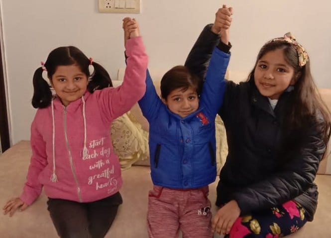 शामली आपस में हाथ मिलाते सेल्वी भविका व दिव्याम शामली आपस में हाथ मिलाते सेल्वी भविका व दिव्याम