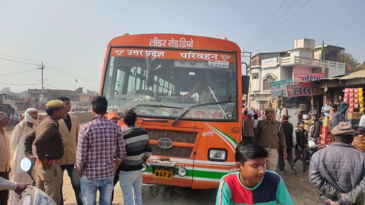 कालपी में वृद्धा की मौत के बाद बस को रोके लोग। कालपी में वृद्धा की मौत के बाद बस को रोके लोग।