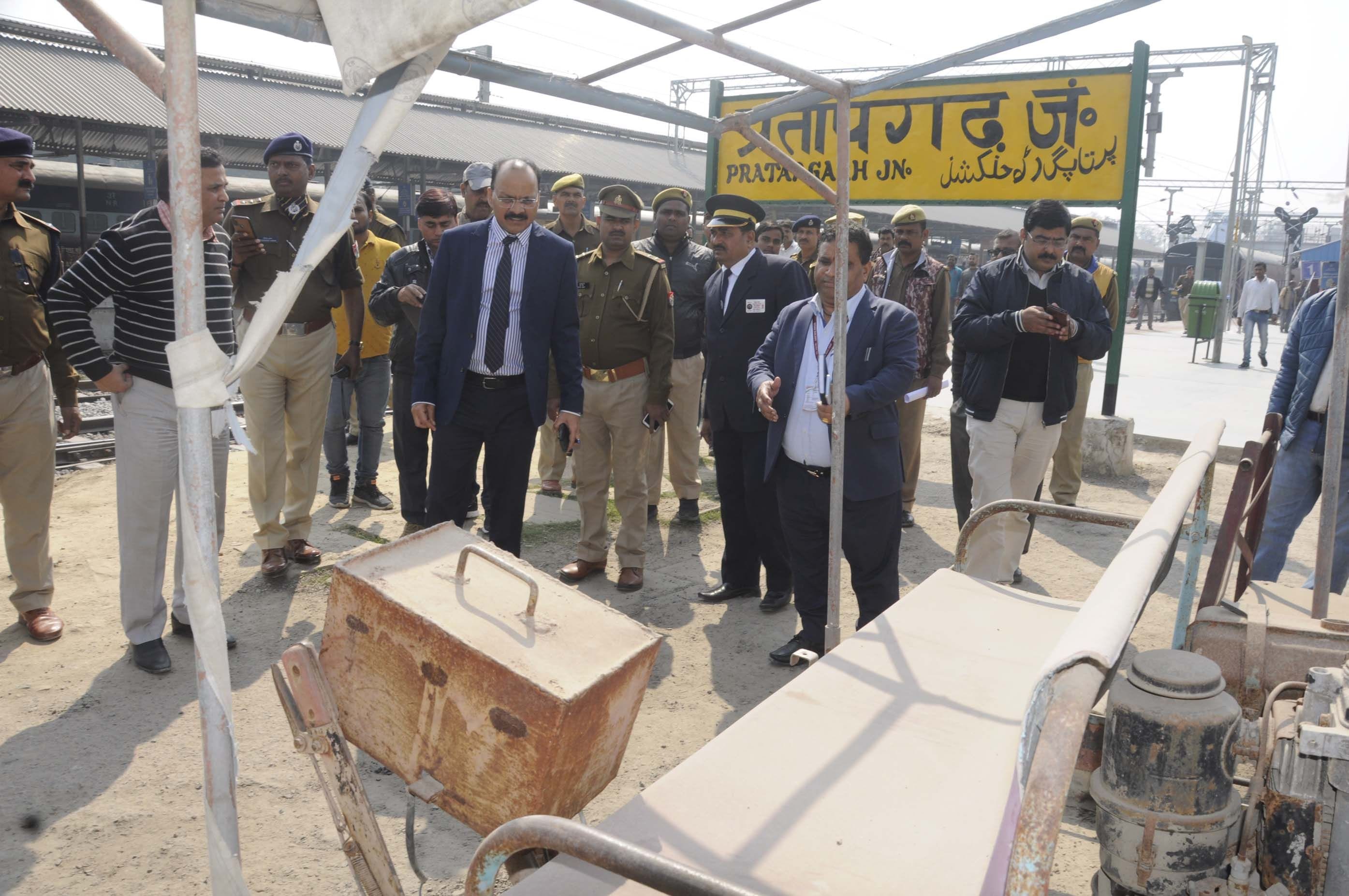 रेलवे स्टेशन प्लेटफार्म का निरीक्षण करते डीआरएम संजय त्रिपाठी। रेलवे स्टेशन प्लेटफार्म का निरीक्षण करते डीआरएम संजय त्रिपाठी।