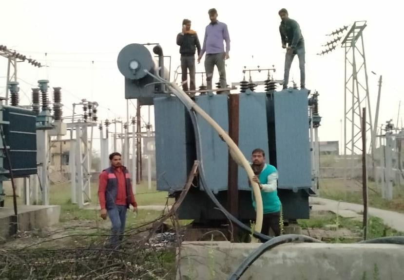 कदौरा में ट्रांसफार्मर खोलते विभाग के कर्मचारी