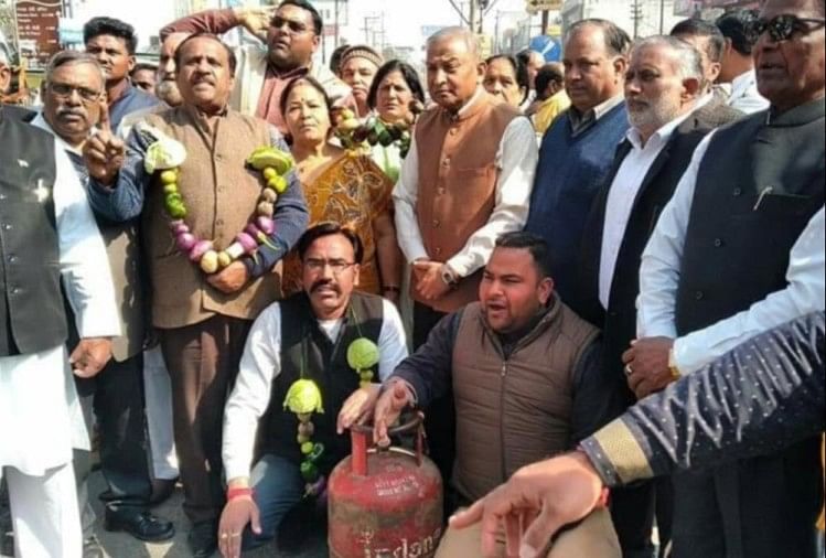 Congress Protest Against lpg gas cylinder Rate hike and inflation in uttarakhand