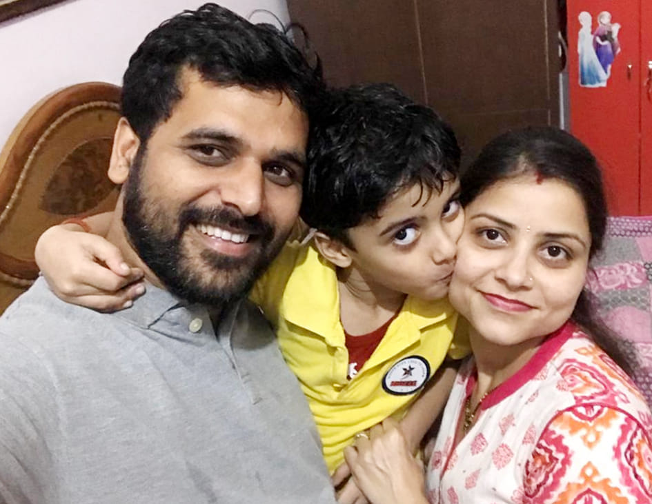 पिता ज्ञानेन्द्र और मॉ वर्षा के साथ रूद्राक्ष पिता ज्ञानेन्द्र और मॉ वर्षा के साथ रूद्राक्ष