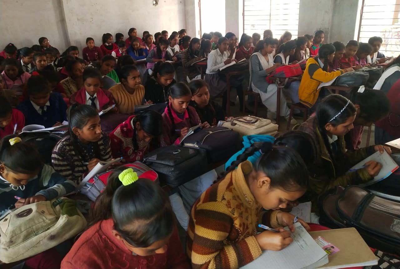 अमर उजाला फांउडेशन के तत्वावधान में भगवत प्रसाद स्मारक इंटर कालेज में आयोजित निबंध प्रतियोगिता 