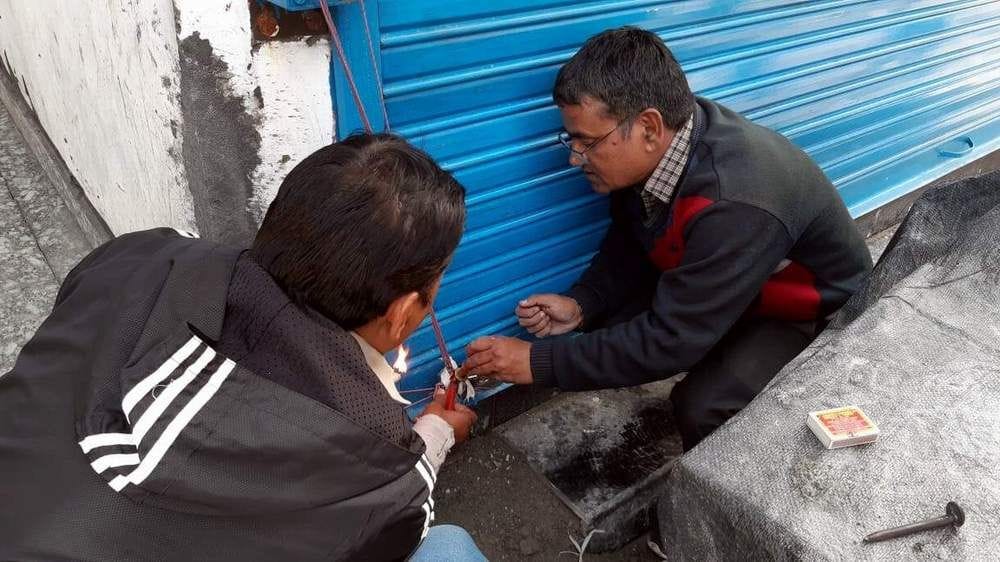  वीआईपी कॉलोनी में अवैध भवन को सील करते एमडीडीए के कर्मचारी।