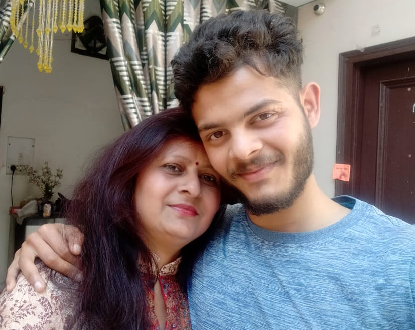 हग डे पर मां राखी के साथ बेटा अक्षत हग डे पर मां राखी के साथ बेटा अक्षत