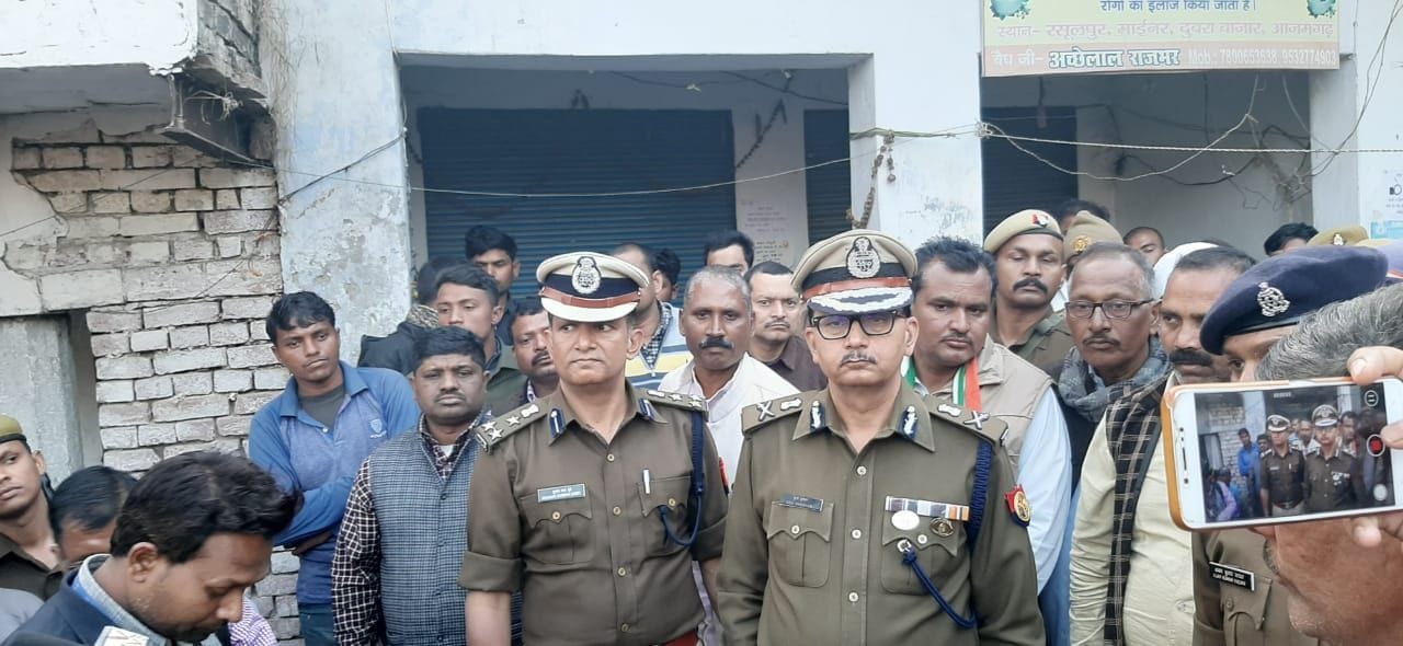 बरदह थाने के दुबरा बाजार में व्यापारियों और ग्रामीणों से बात करते एडीजी जोन और डीआईजी।