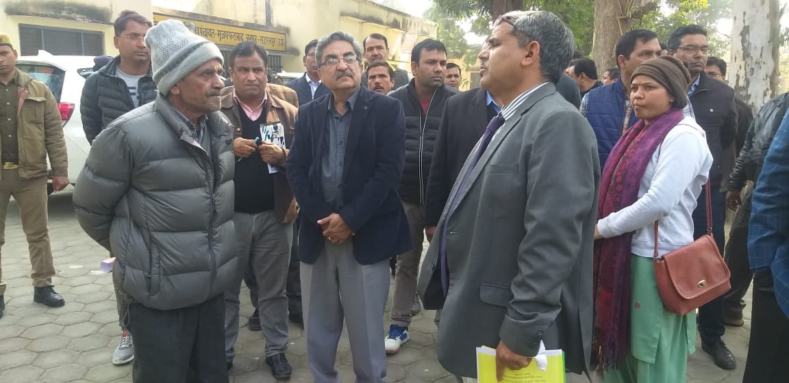 मुजफ्फराबाद में एडीओ कृषि बिजेंद्र सिंह से जानकारी लेते प्रमुख सचिव बीएल मीणा मुजफ्फराबाद में एडीओ कृषि बिजेंद्र सिंह से जानकारी लेते प्रमुख सचिव बीएल मीणा