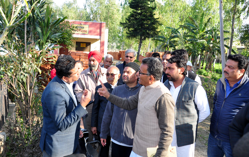 मानव मंदिर में भूमि प्रकरण में   मानव मंदिर की भूमि पर कब्जे के मामले में रोष जताते सर्वदलीय संघर्?