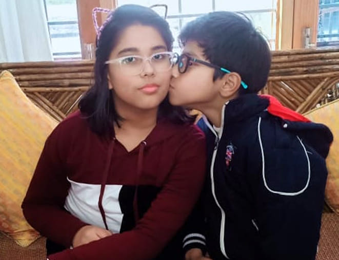 बहन प्रतिष्ठा को दुलार करता प्रख्यात बहन प्रतिष्ठा को दुलार करता प्रख्यात