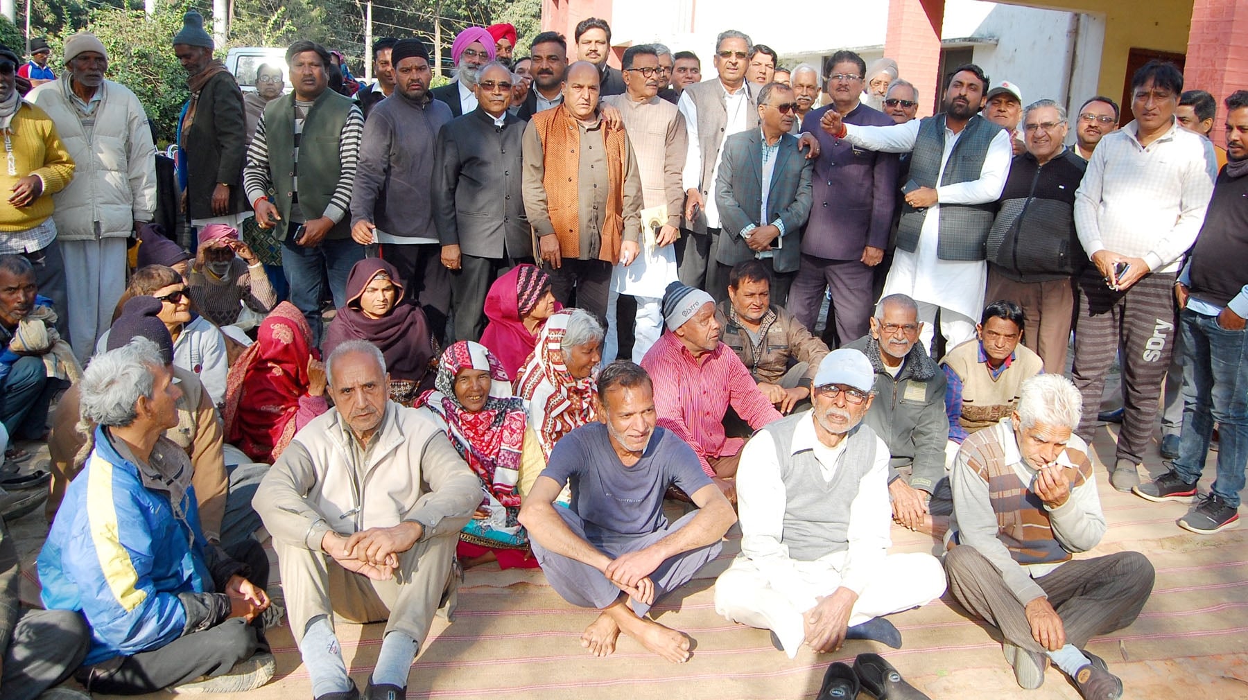 मानव मंदिर में भूमि पर कब्जे के विवाद के दौरान मौजूद वृद्धजन।