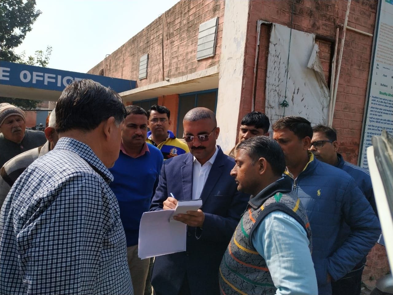  जांच करने पहुंची सीएम फ्लाइंग टीम।