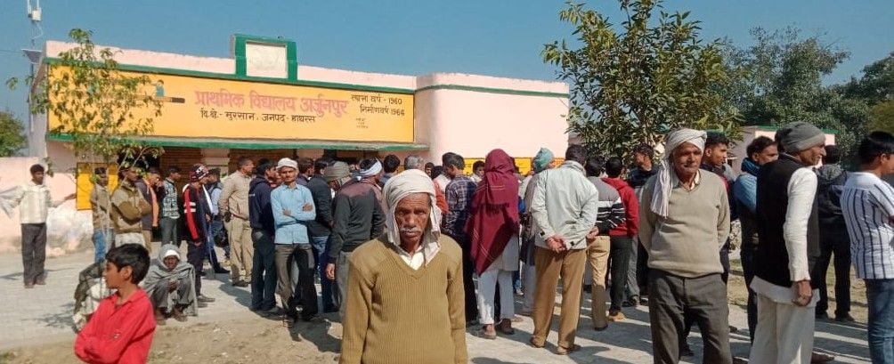 प्राथमिक विद्यालय गांव अर्जुनपुर में मौजूद गामीण। प्राथमिक विद्यालय गांव अर्जुनपुर में मौजूद गामीण।