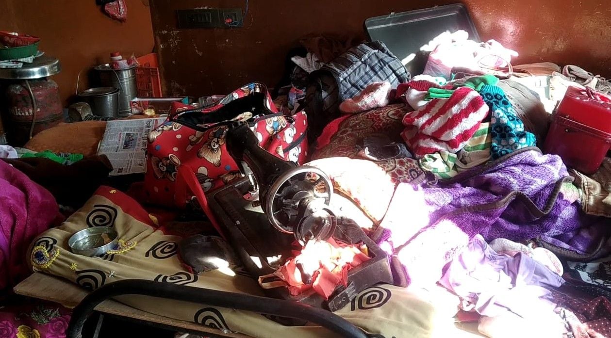 नगला अलगर्जी में चोरी के बाद बिखरा पड़ा सामान। नगला अलगर्जी में चोरी के बाद बिखरा पड़ा सामान।