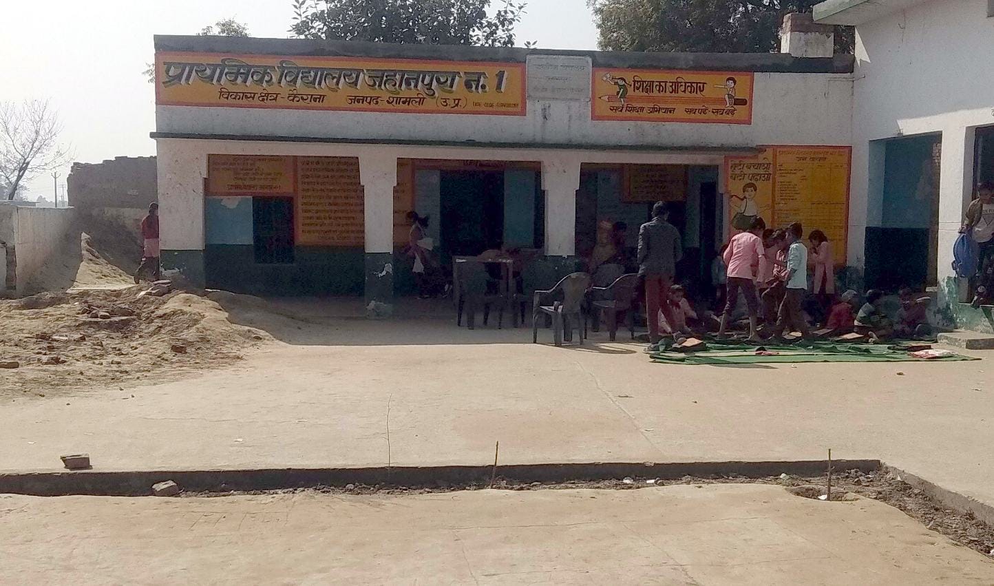 कैराना -प्राथमिक विद्यालय नम्बर 1 जहानपुरा में खेल के मैदान पर लगा मिटटी का बडा ढेर कैराना -प्राथमिक विद्यालय नम्बर 1 जहानपुरा में खेल के मैदान पर लगा मिटटी का बडा ढेर