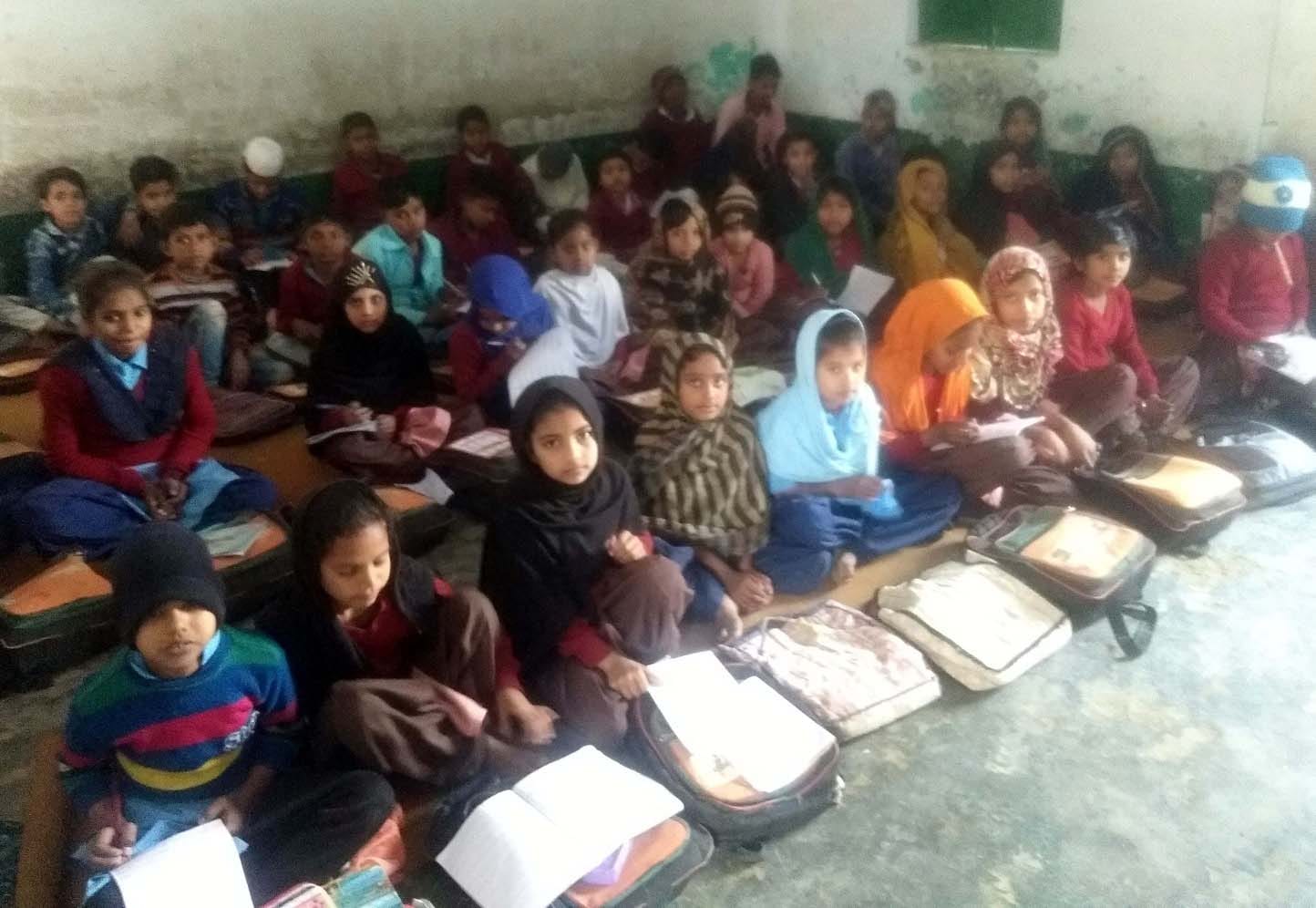 कैराना प्राथमिक विद्यालय कैराना देहात में एक कमरे में कक्षा 3 व कक्षा 2 के छात्र कैराना प्राथमिक विद्यालय कैराना देहात में एक कमरे में कक्षा 3 व कक्षा 2 के छात्र