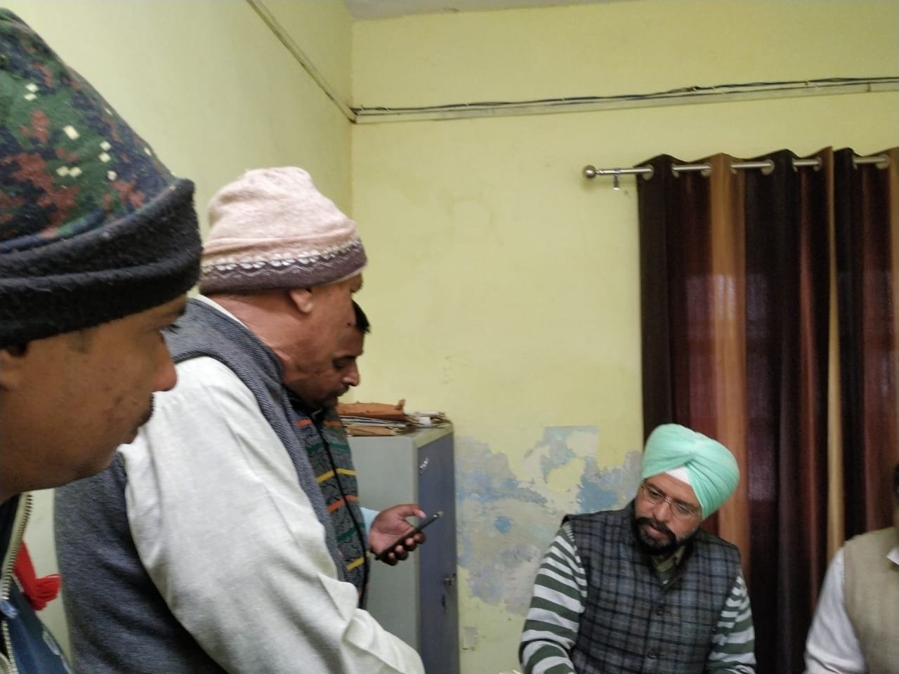  लोगों की शिकायतें सुनते सीएम फ्लाइंग टीम के सदस्य।