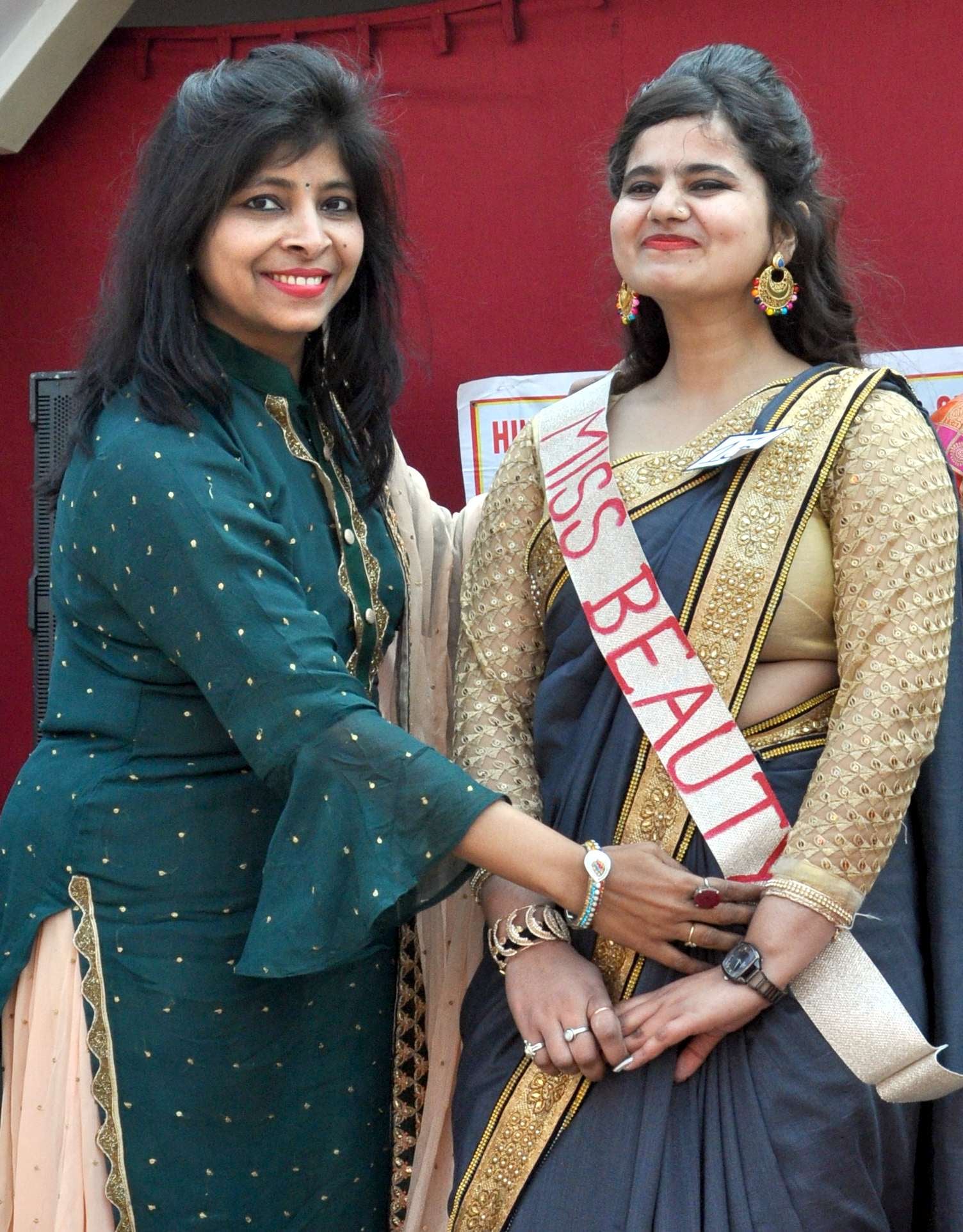 शामली हिन्दू महिला महाविद्यालय फेयरवेल पार्टी में  मिस ब्यूटी को सम्मानित करती डॉक्टर मृदुला जै