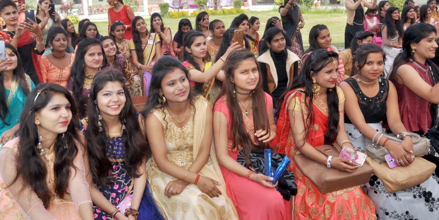 शामली हिन्दू महिला महाविद्यालय में फेयरवेल पार्टी के  कार्यक्रम भाग लेती छात्राएं