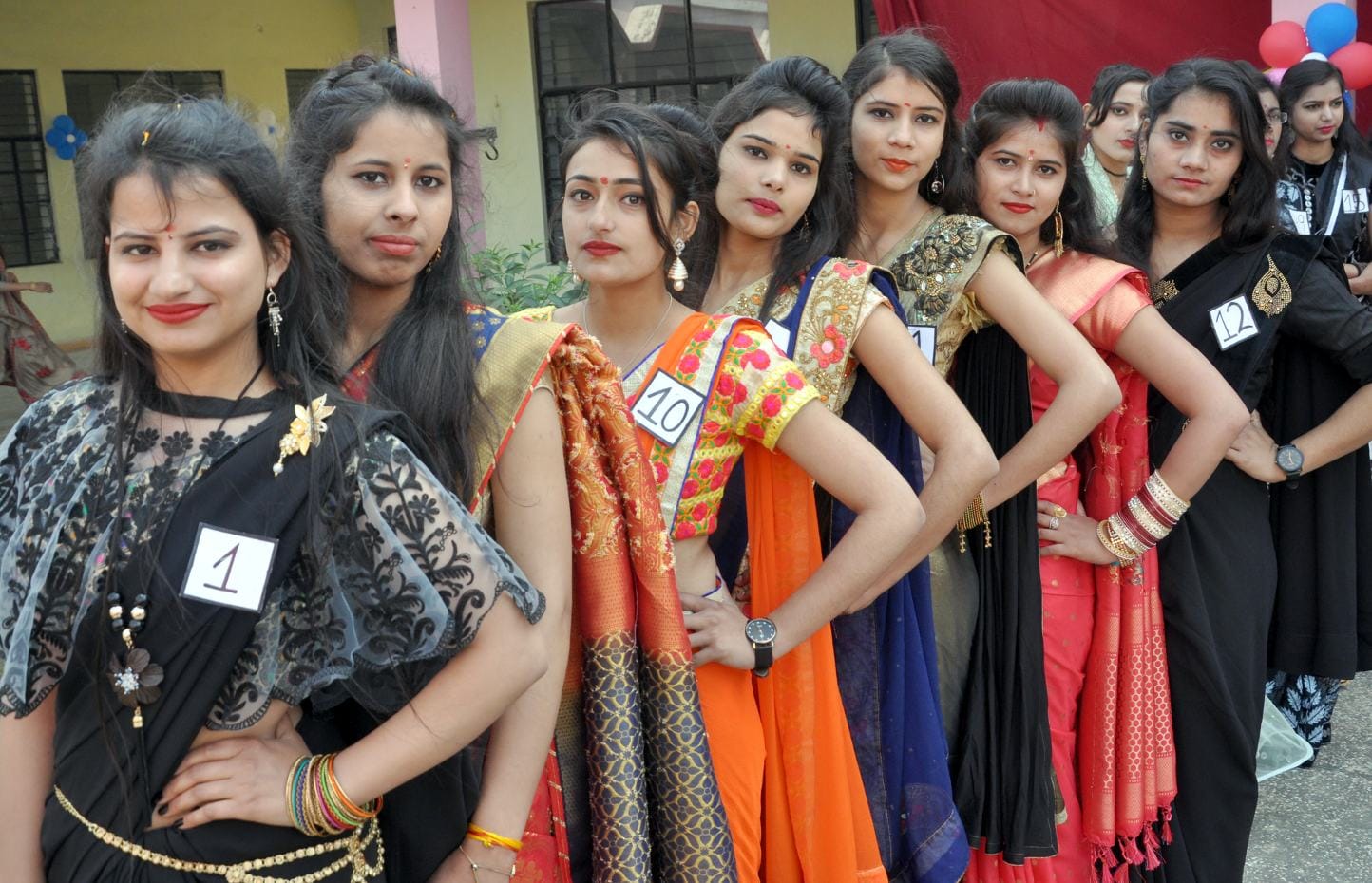 शामली हिन्दू महिला महाविद्यालय फेयरवेल पार्टी में कैटवॉक प्रतियोगिता में भाग लेती छात्राएं