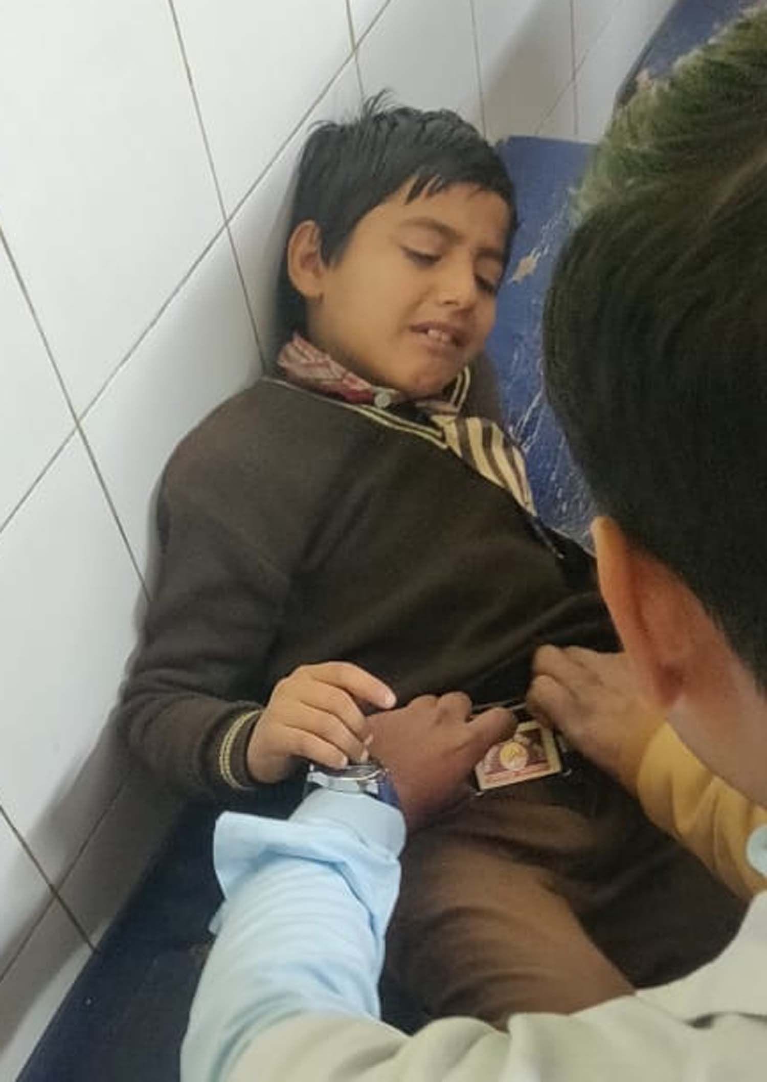 जेठवारा थाने के गजराही मोड़ पर स्कूल वाहन पलटने से घायल छात्र। जेठवारा थाने के गजराही मोड़ पर स्कूल वाहन पलटने से घायल छात्र।