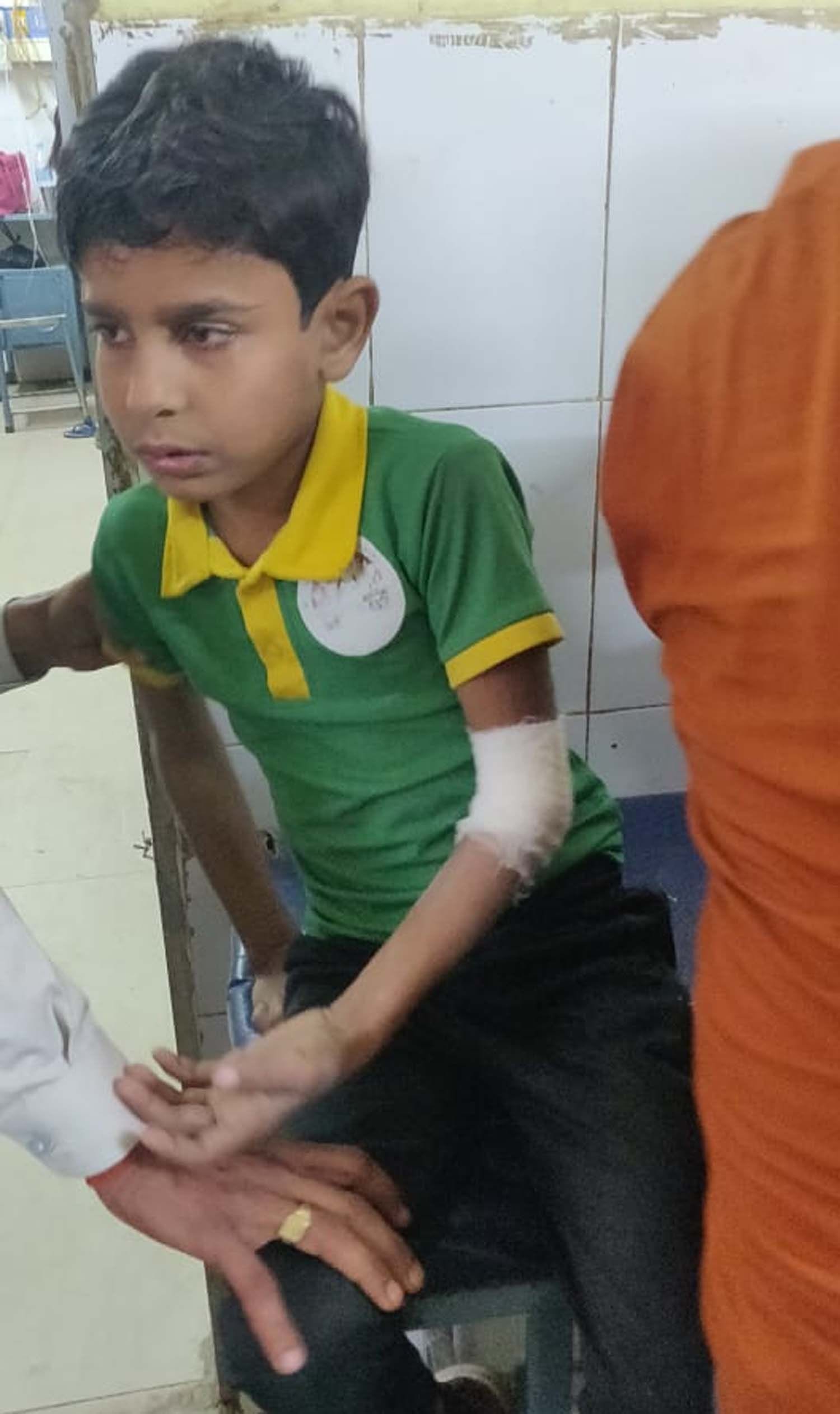 जेठवारा थाने के गजराही मोड़ पर स्कूल वाहन पलटने से घायल छात्र। जेठवारा थाने के गजराही मोड़ पर स्कूल वाहन पलटने से घायल छात्र।