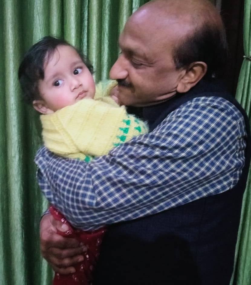 शामली वेलनटाईन डे पर डॉक्टर अशोक सिंघल व पोती के साथ शामली वेलनटाईन डे पर डॉक्टर अशोक सिंघल व पोती के साथ