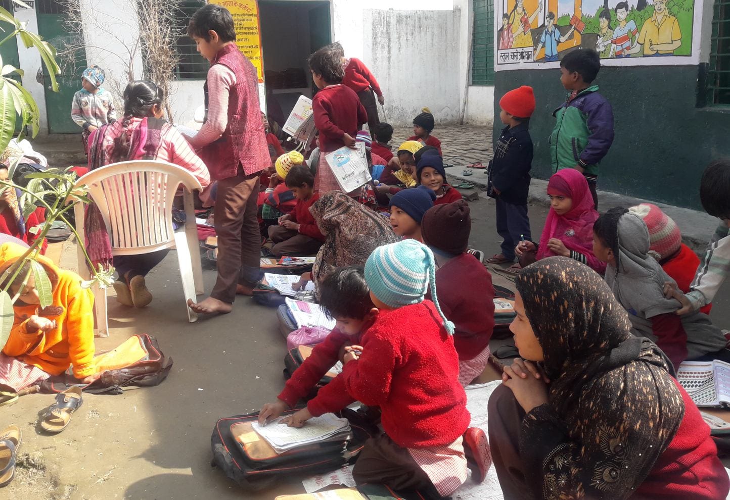 शामली के मौहल्ला गुलशन नगर प्राथमिक विद्यालय 15 में पुरानी टाट पटटी पर बैठ कर पढाई करते बच्चे शामली के मौहल्ला गुलशन नगर प्राथमिक विद्यालय 15 में पुरानी टाट पटटी पर बैठ कर पढाई करते बच्चे
