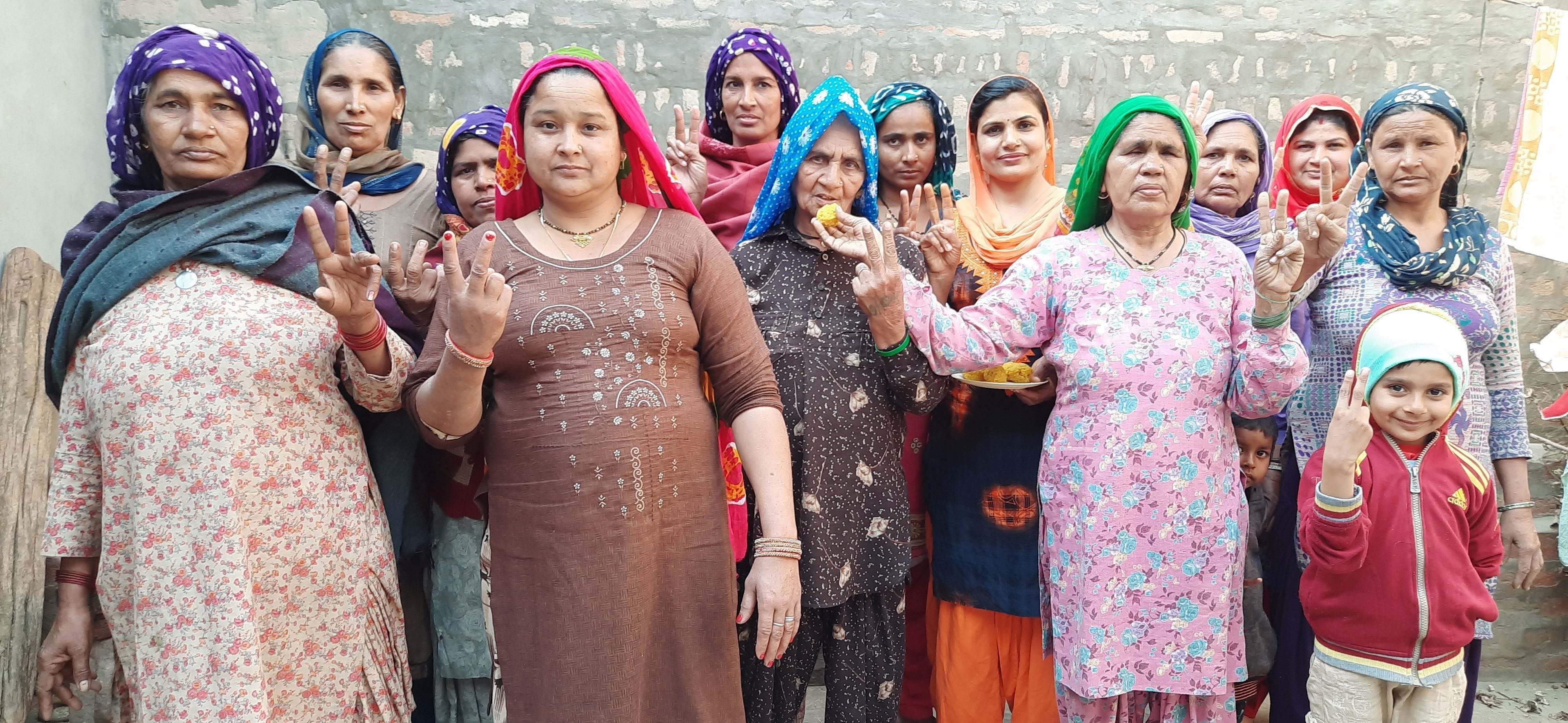 गांव नहला में उनके चचेरे भाई मास्टर मंगतराम के घर मिठाइयां बांटकर खुशी का इजहार करती महिलाएं
