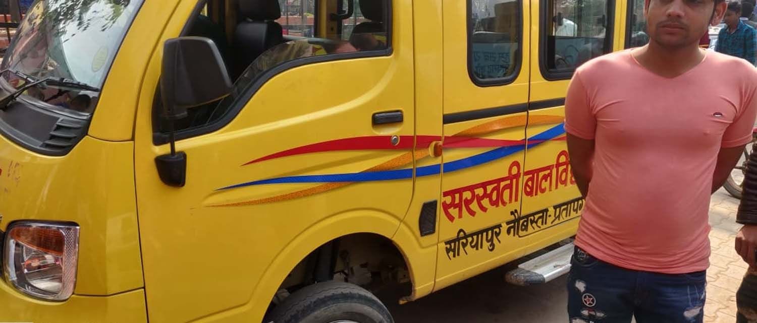 जेठवारा थाने के गजराही मोड़ पर दुर्घटनाग्रस्त स्कूल वाहन। जेठवारा थाने के गजराही मोड़ पर दुर्घटनाग्रस्त स्कूल वाहन।