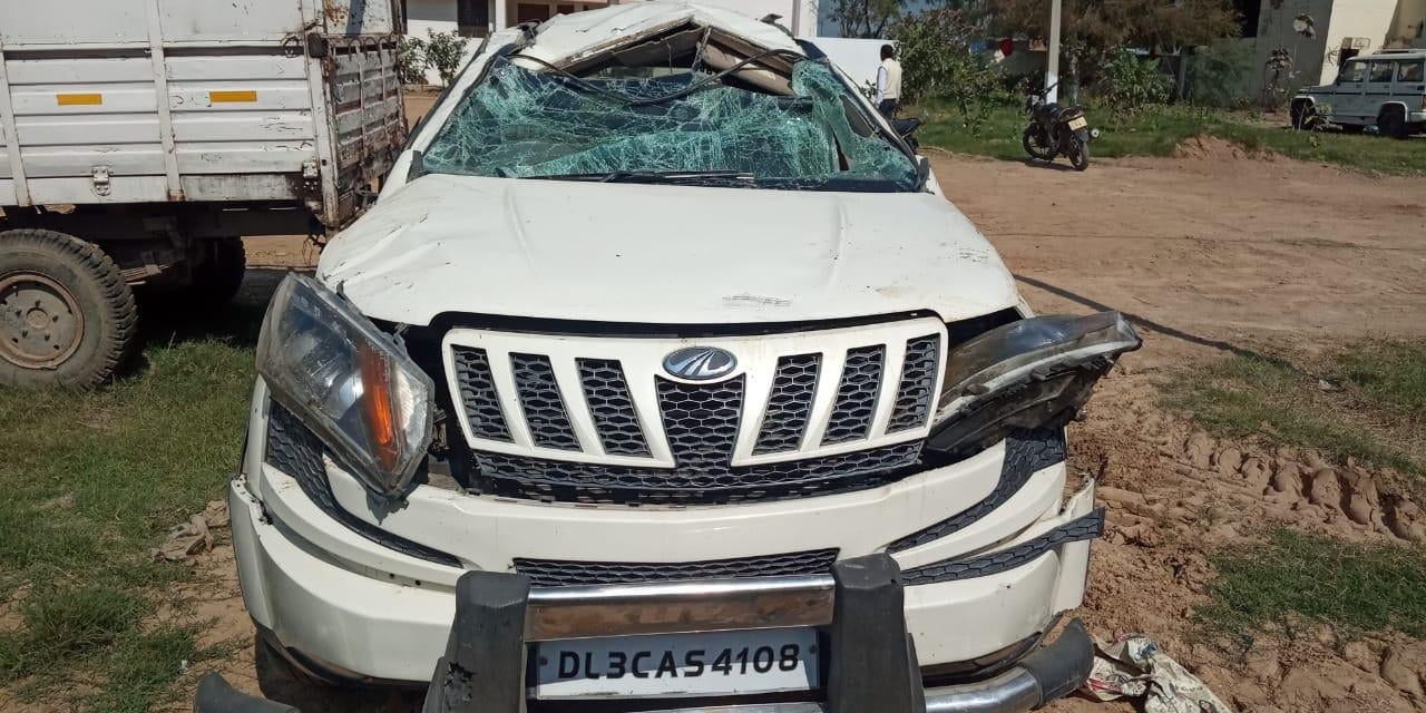 थाने में खड़ी क्षतिग्रस्त कार