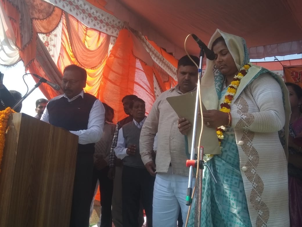 रेणुकूट नगर पंचायत में नवनिर्वाचित अध्यक्ष निशा सिंह को शपथ दिलाते एसडीएम दुद्घी सुशील कुमार या