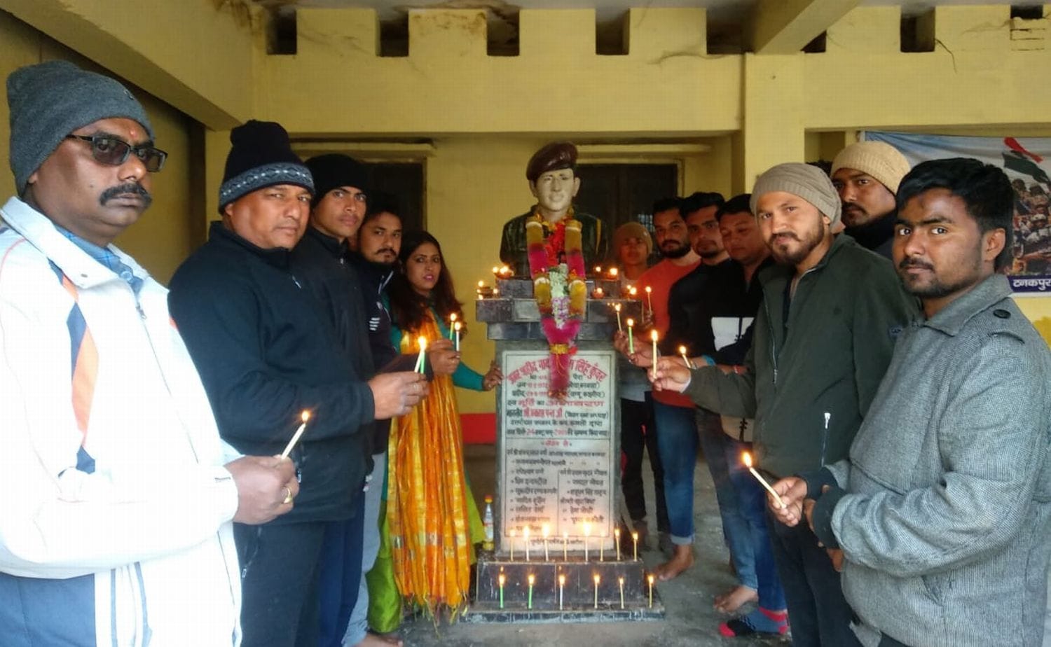 बनबसा में पुलवामा के शहीदों को श्रद्धांजली देते युवा। बनबसा में पुलवामा के शहीदों को श्रद्धांजली देते युवा।