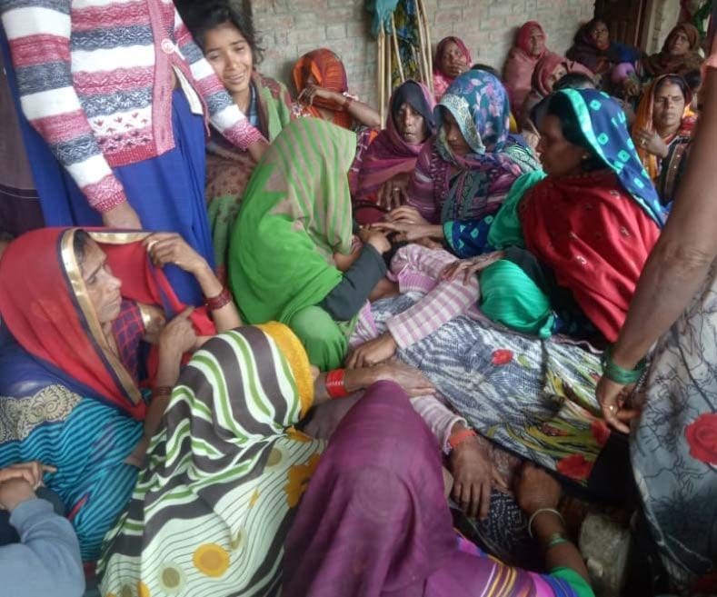 रानीगंज के धनुहा में देवरानी जेठानी का शव पहुंचने पर बिलखते परिजन। रानीगंज के धनुहा में देवरानी जेठानी का शव पहुंचने पर बिलखते परिजन।