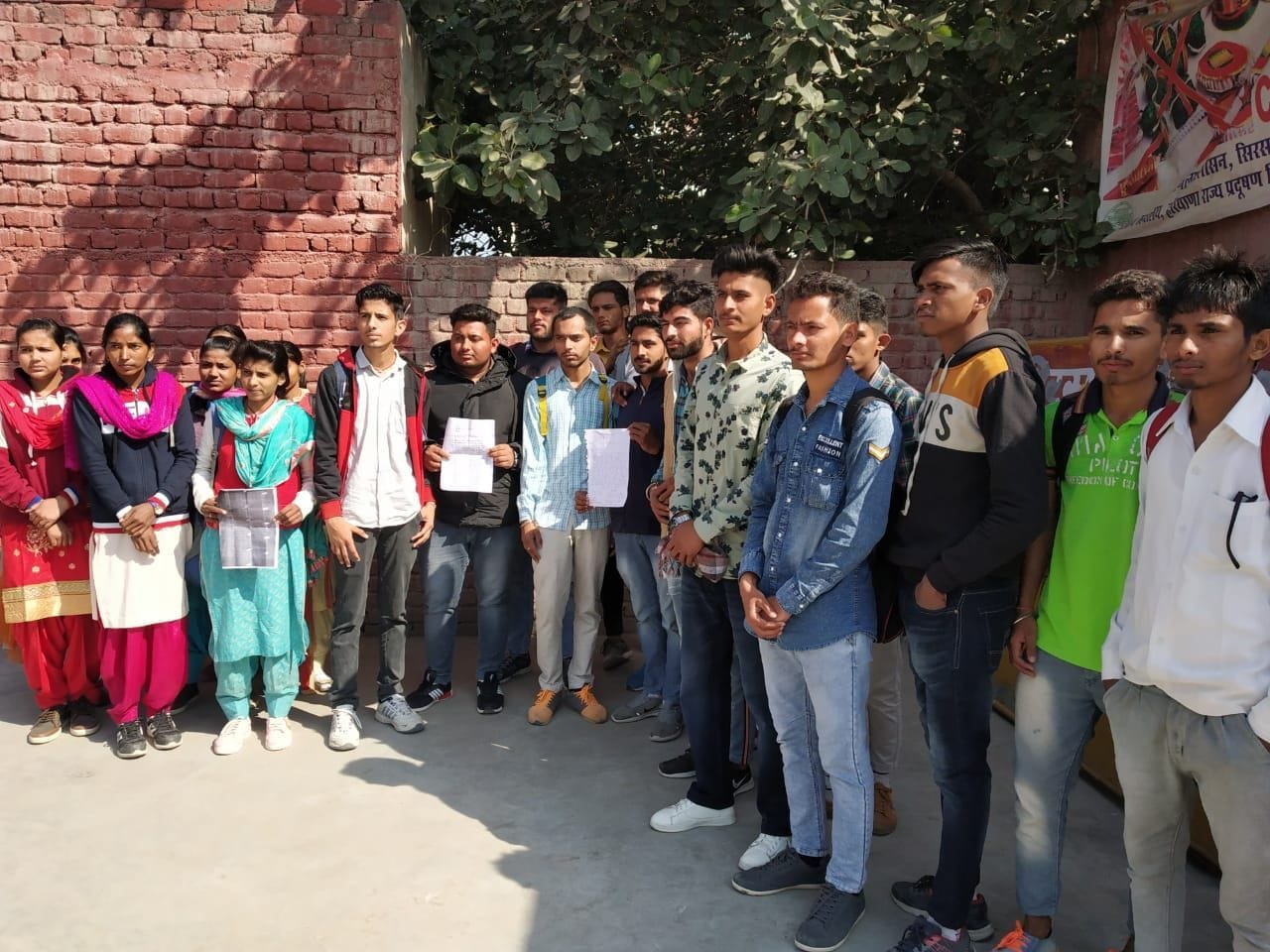 एडीसी कार्यालय में शिकायत देने पहुंचे विद्यार्थी। एडीसी कार्यालय में शिकायत देने पहुंचे विद्यार्थी।