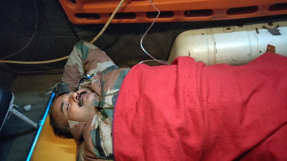 नगर कोतवाली के बड़नपुर में बिजली के पोल से बोलेरो टकराने से घायल दरोगा असलम। नगर कोतवाली के बड़नपुर में बिजली के पोल से बोलेरो टकराने से घायल दरोगा असलम।