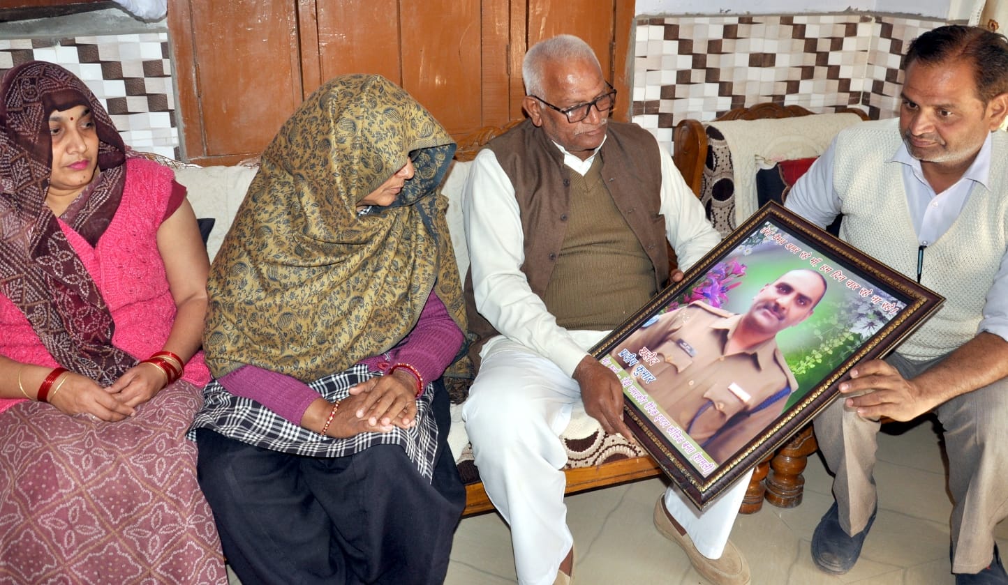 शामली बनत में शहीद प्रदीप का फोटो देखते पिता जगदीश प्रशाद व माता सुरेनता व परिजन शामली बनत में शहीद प्रदीप का फोटो देखते पिता जगदीश प्रशाद व माता सुरेनता व परिजन