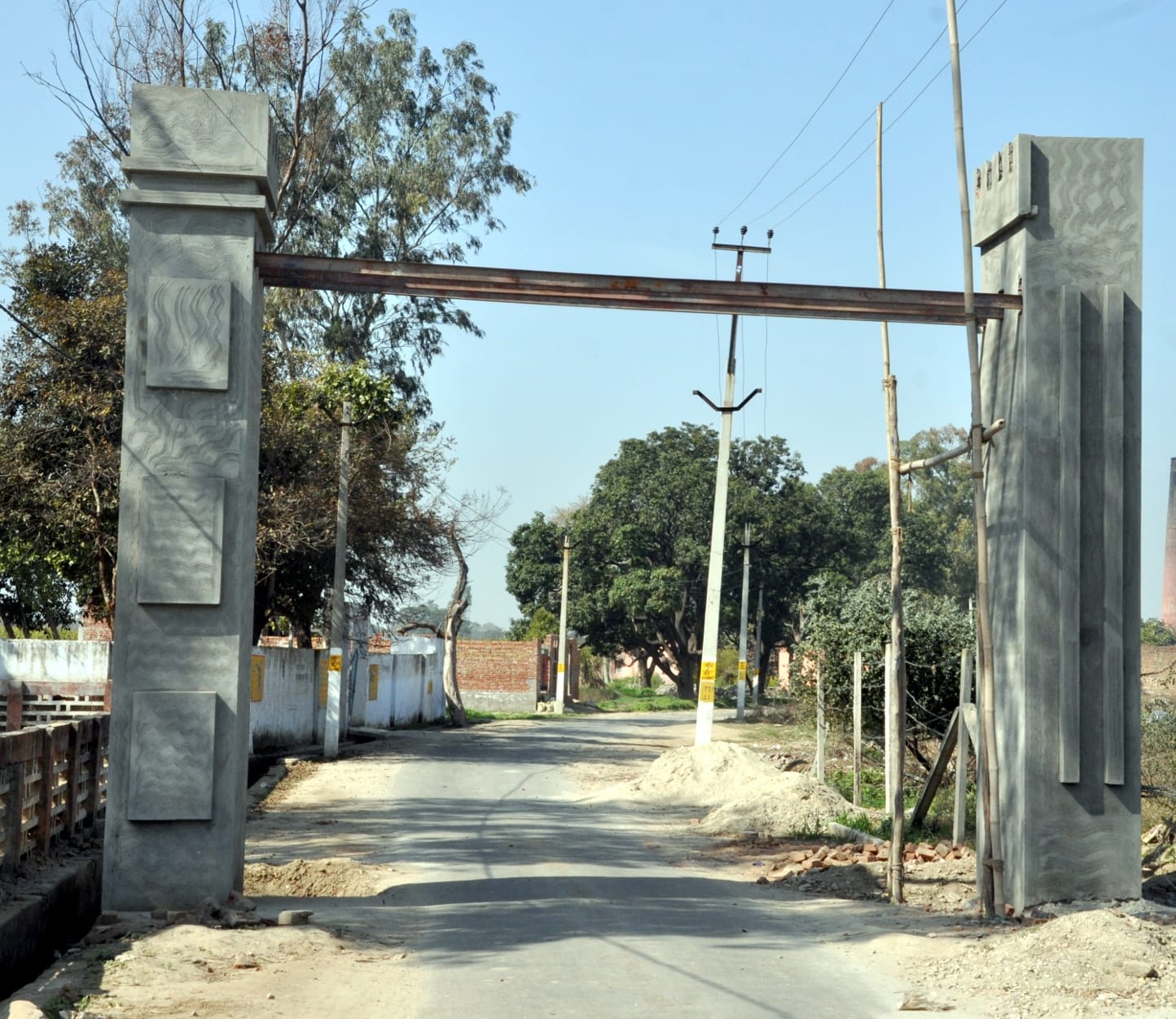 शामली बनत करौडी मार्ग पर शहीद प्रदीप के नाम से र्निमाणाधीन गेट शामली बनत करौडी मार्ग पर शहीद प्रदीप के नाम से र्निमाणाधीन गेट