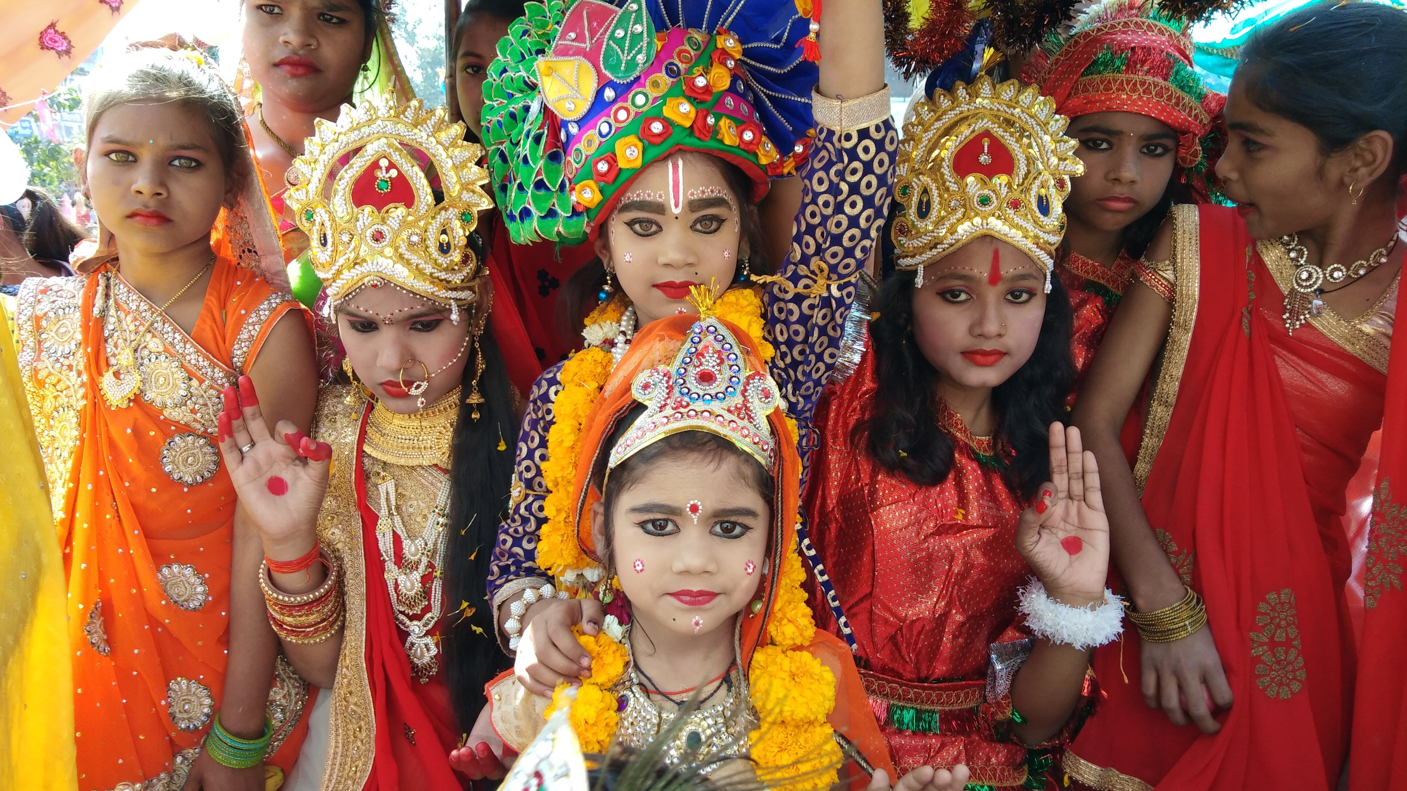 शोभायात्रा में स्कूली बच्चे। शोभायात्रा में स्कूली बच्चे।