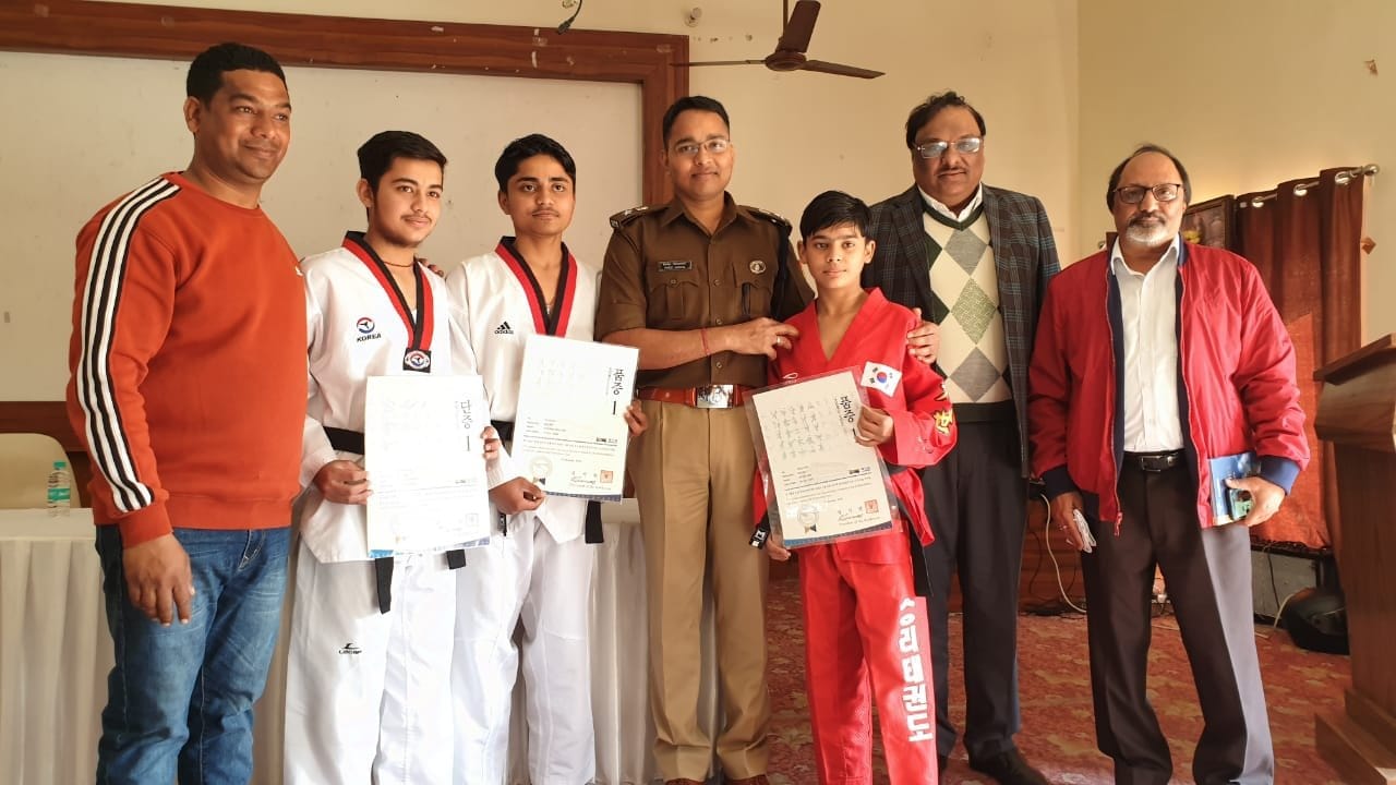 शामली सिल्वर बेल्स में ताइक्वांडो के छात्रों को सम्मानित करते एसपी। शामली सिल्वर बेल्स में ताइक्वांडो के छात्रों को सम्मानित करते एसपी।