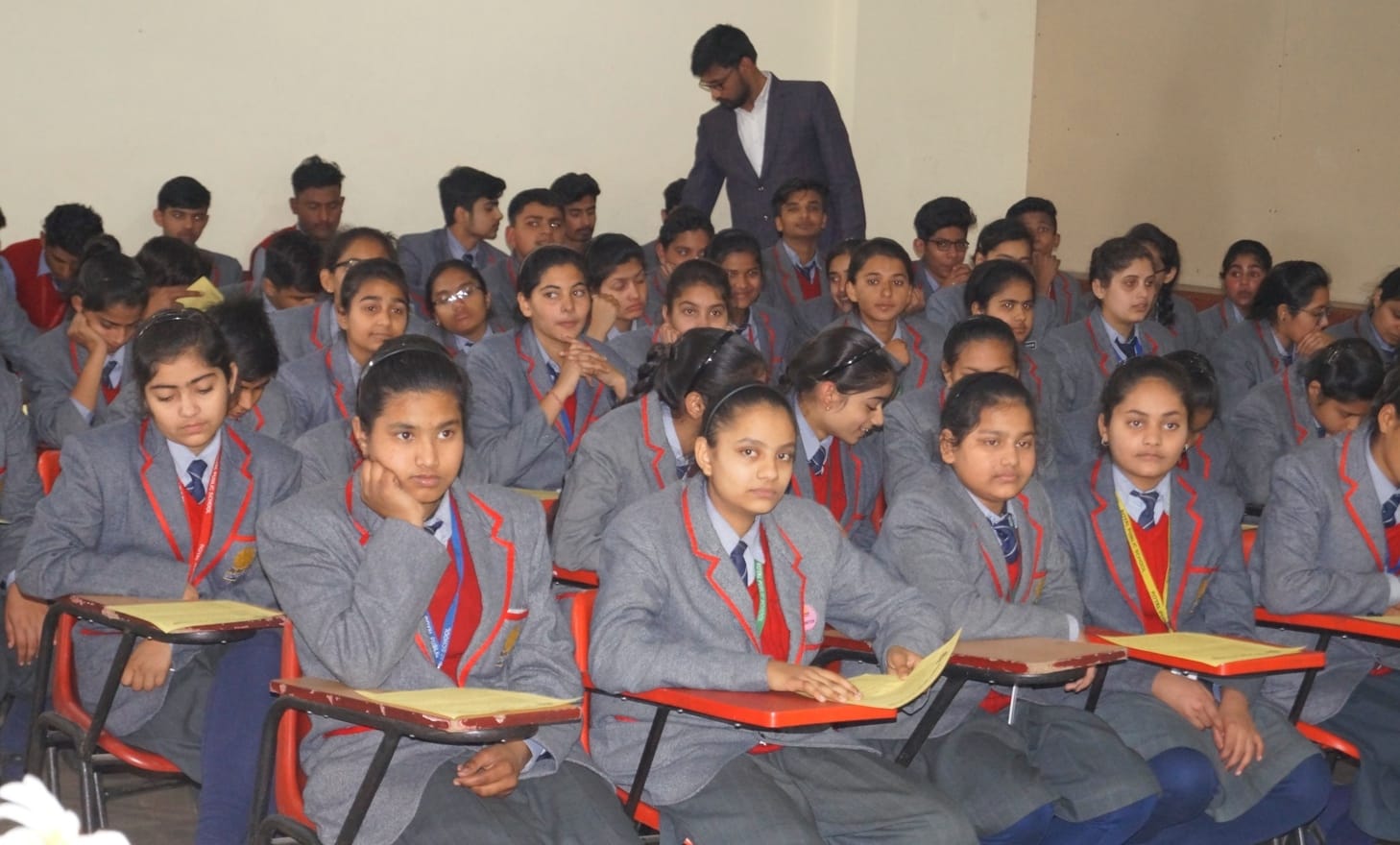शामली रायल पब्लिक स्कूल में आयोजित कार्यक्रम में भाग लेते छात्र छात्राएं शामली रायल पब्लिक स्कूल में आयोजित कार्यक्रम में भाग लेते छात्र छात्राएं