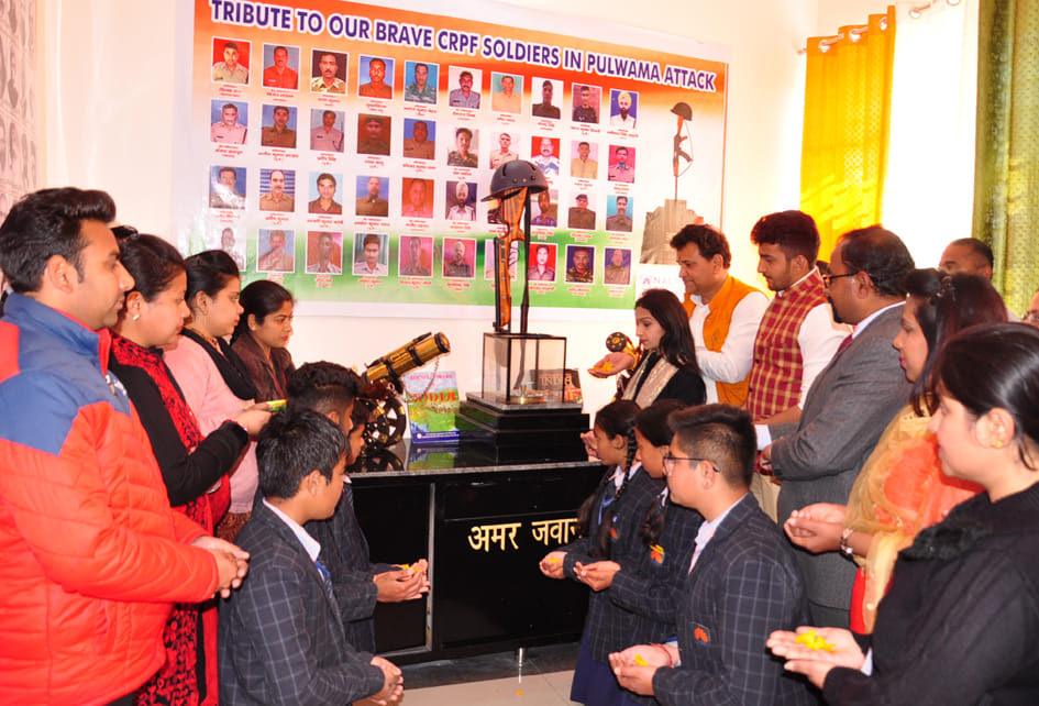 मल्हीपुर रोड़ स्थित नलन्दा वर्ल्ड स्कूल में पुलवामा के शहीदो को श्रद्घांजलि देते स्कूली बच्चे औ मल्हीपुर रोड़ स्थित नलन्दा वर्ल्ड स्कूल में पुलवामा के शहीदो को श्रद्घांजलि देते स्कूली बच्चे औ