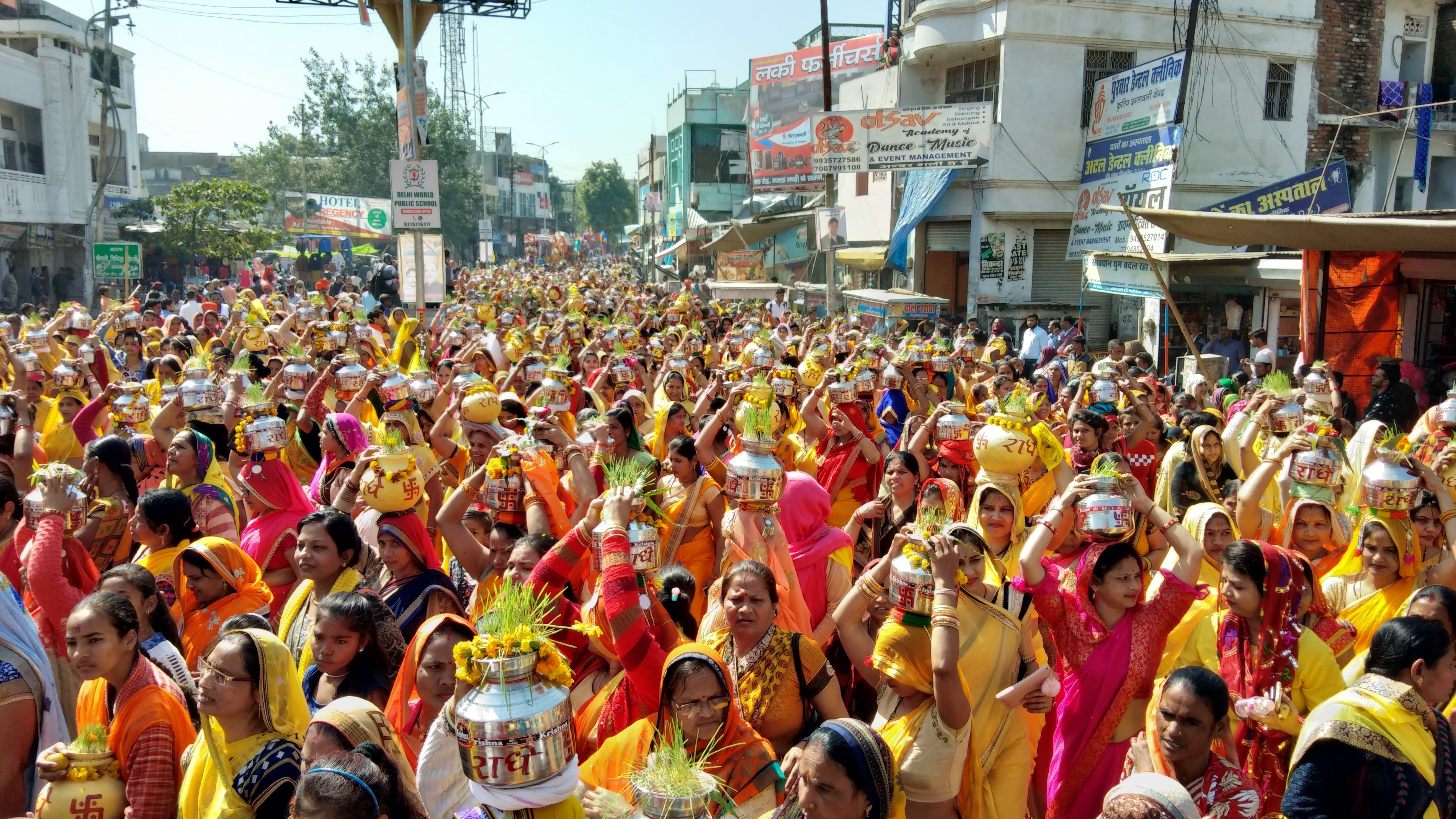 विष्णु महायज्ञ की कलशयात्रा में शामिल महिलाएं। विष्णु महायज्ञ की कलशयात्रा में शामिल महिलाएं।