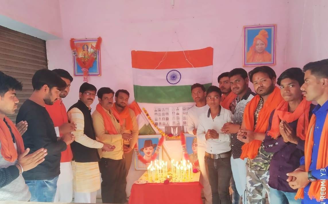शहीदों को श्रद्धांजलि देते हिंदू युवा वाहिनी के लोग