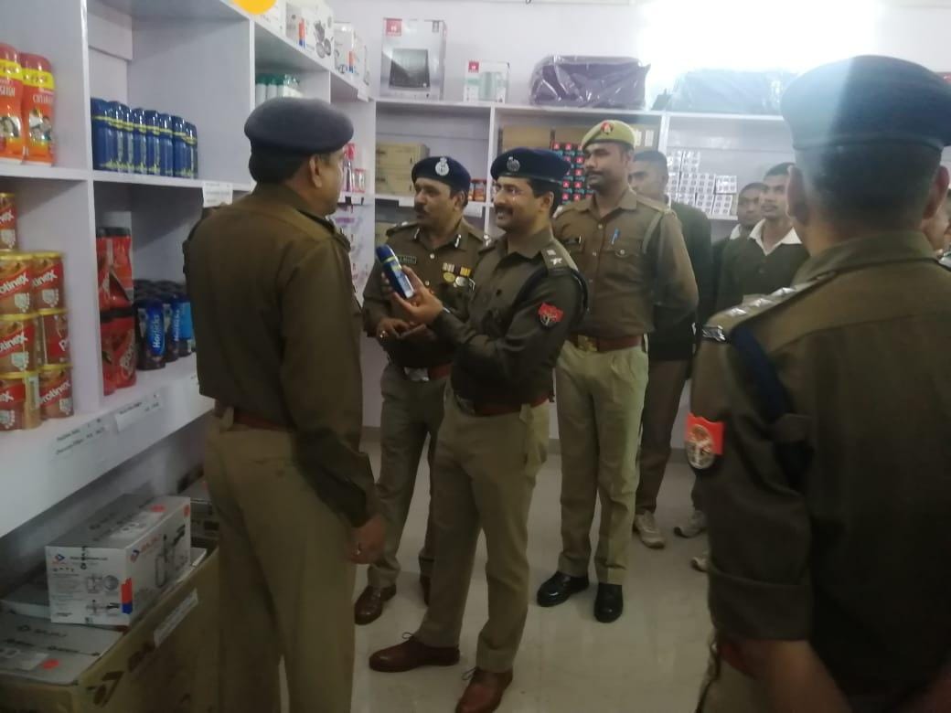 पुलिस लाइन में बनी कैंटीन का उद्घाटन करने के बाद एसपी सतीश कुमार एडीजी को निरीक्षण कराते पुलिस लाइन में बनी कैंटीन का उद्घाटन करने के बाद एसपी सतीश कुमार एडीजी को निरीक्षण कराते