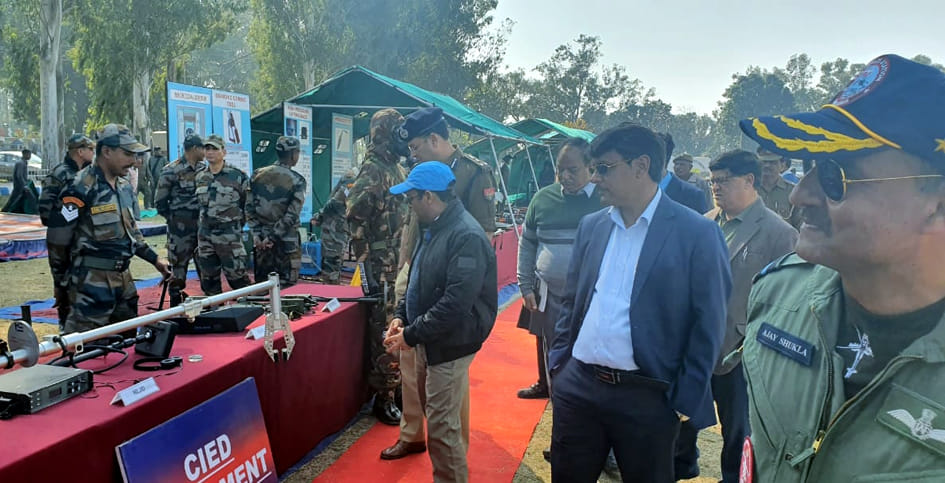 सहारनपुर के वायु सेना स्टेशन सरसावा में उपकरणों को देखते कमिश्नर संजय कुमार, एयर कमोडोर अजय शुक्? सहारनपुर के वायु सेना स्टेशन सरसावा में उपकरणों को देखते कमिश्नर संजय कुमार, एयर कमोडोर अजय शुक्?