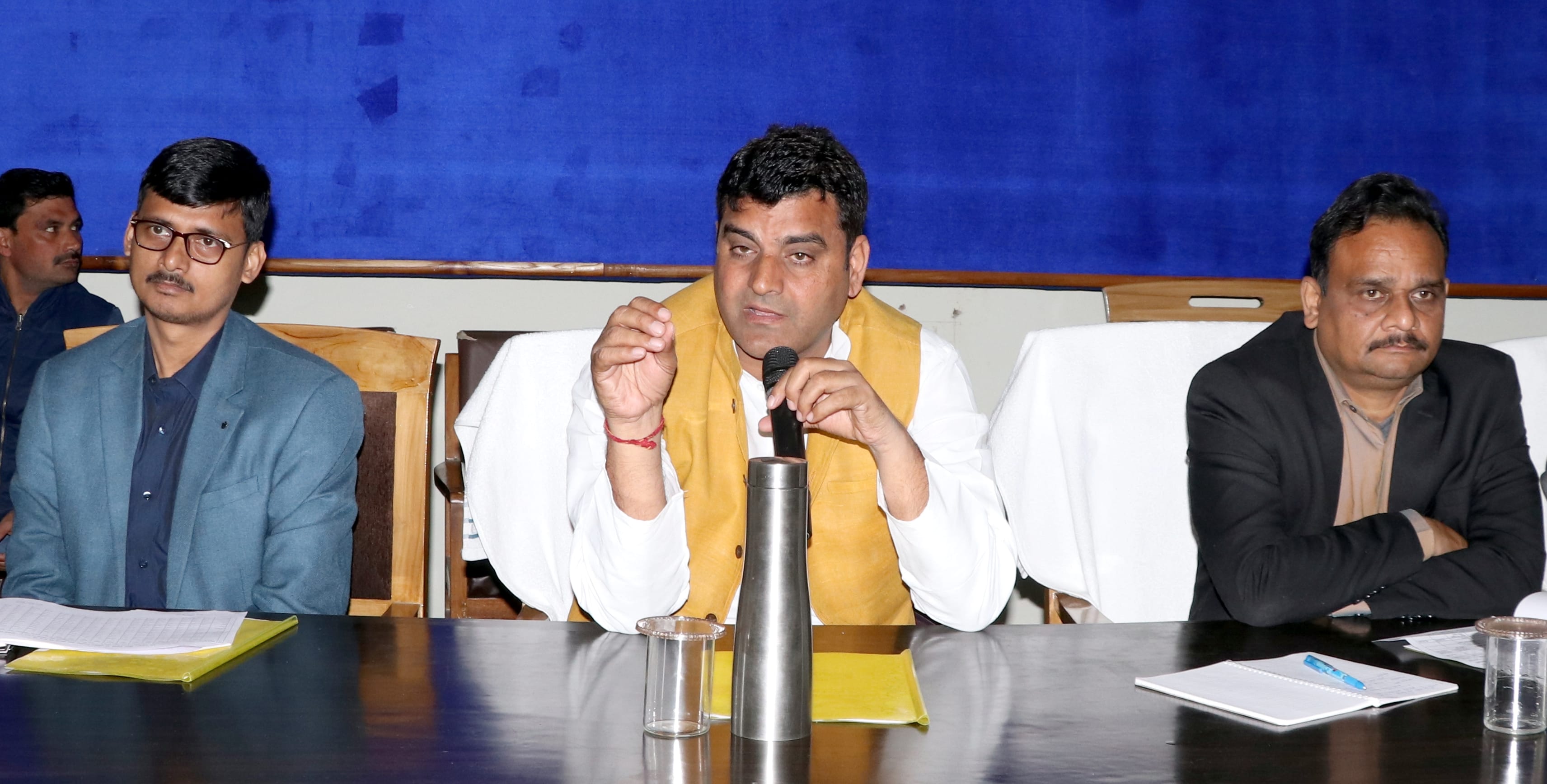 बिजनौर में विकास भवन में जिला पंचायत बोर्ड की बैठक को संबोधित करते अध्यक्ष साकेंद्र चौधरी। बिजनौर में विकास भवन में जिला पंचायत बोर्ड की बैठक को संबोधित करते अध्यक्ष साकेंद्र चौधरी।